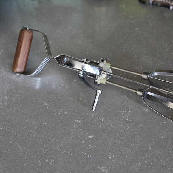 Antique Hand Mixer (Made in England) - Picture 3 of 7